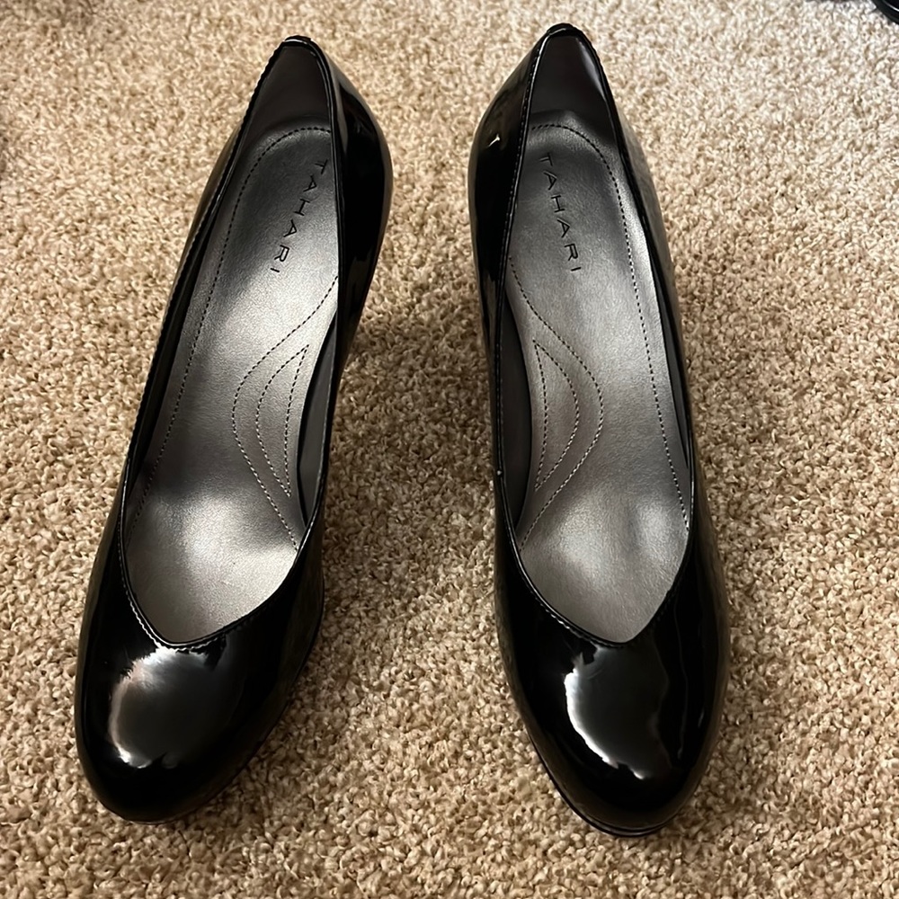 tahari pumps